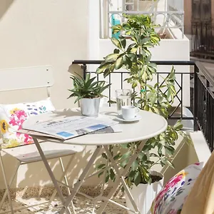 Effie's Cozy Old Town Apartment